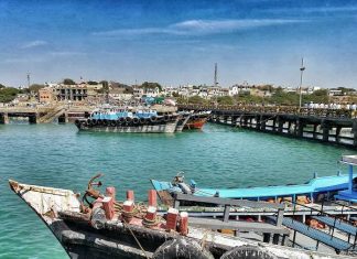 बेट द्वारका महाभारत की स्वर्णिम नगरी के दर्शनीय स्थल बेट द्वारका को ले जाती नावें