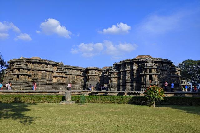 हलेबिडू स्थित होयसलेश्वर मंदिर 