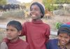 उत्प्रेरक बनने का सौभाग्य – बिहार से जुड़ी एक यात्रा कथा बराबर गुफा के समीप खिलखिलाते बच्चे