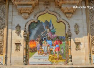 लक्ष्मी विलास महल – वड़ोदरा स्थित गायकवाड वंश की शोभा लक्ष्मी विलास महल की बाहरी दीवारों पर चित्रकारी