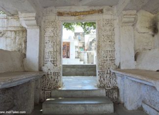 द्वारका गुजरात के आसपास बिखरे प्राचीन तीर्थ स्थान मूल द्वारका मंदिर परिसर प्रवेश द्वार