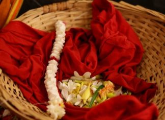 फूल बंगला प्रथा ब्रज के मंदिरों का ग्रीष्मकालीन उत्सव फूल बंगला के लिए फूल