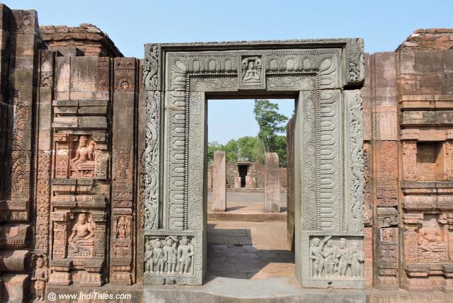 रत्नागिरी महाविहार का सुसज्जित द्वार 