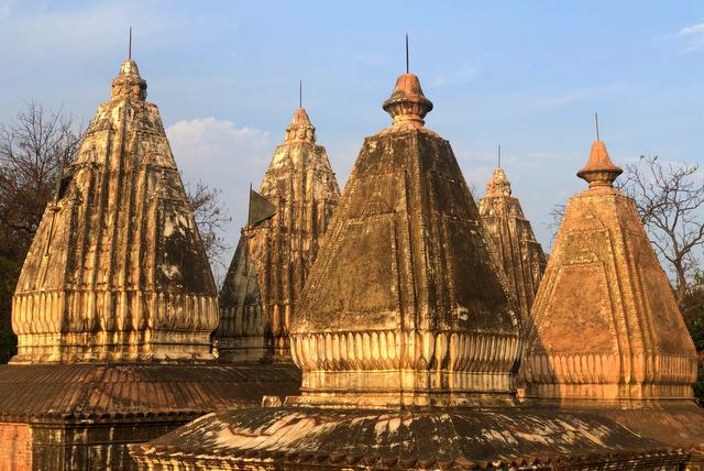 शाही समाधान के मंदिर से शिखर 