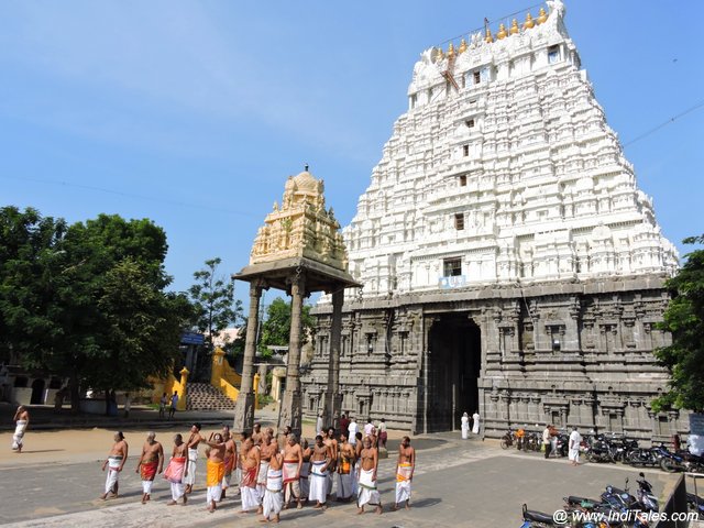 वरदराज पेरूमल मंदिर राज गोपुरम भीतर से 