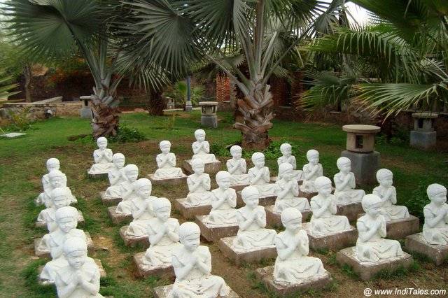 Praying Kids sculptures