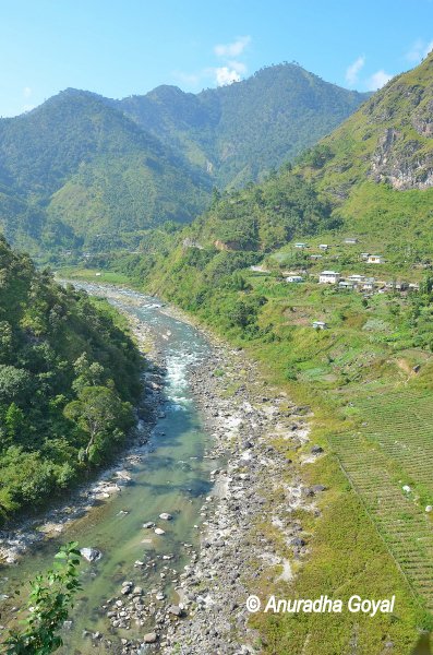 ऊंचे पर्वतों से बहती केमांग नदी - अरुणाचल प्रदेश 