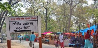 Road side signage board pointing towards Kalidasa Natyashala