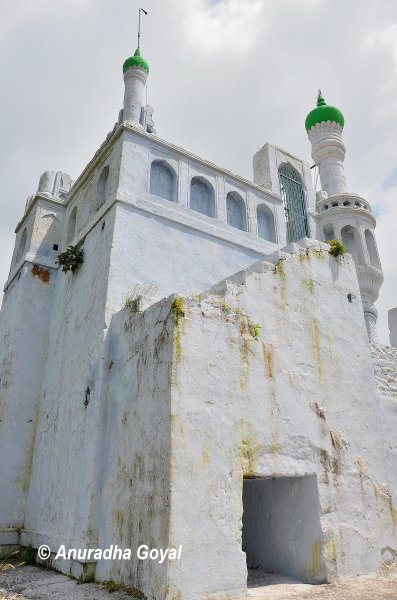 Masjid atop the fort