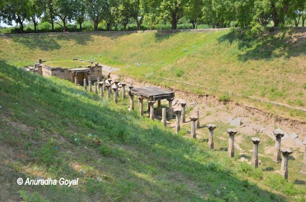 सहस्त्रलिंग तलाव पाटण में मंदिर के स्तम्भ