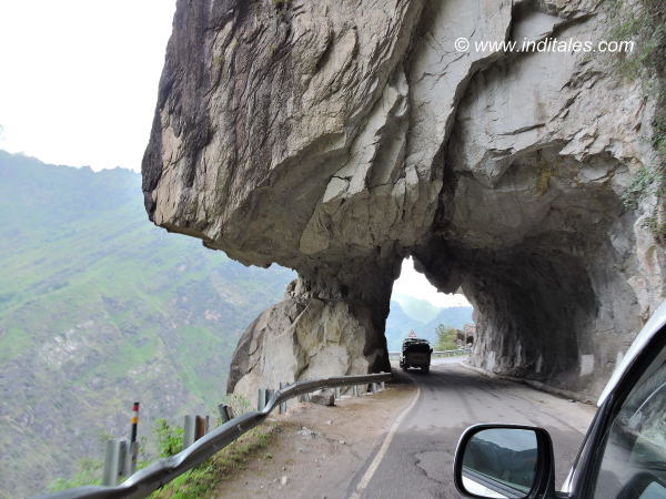 पहाड़ों को चीर कर निकलती सड़कें - हिमाचल यात्रा 