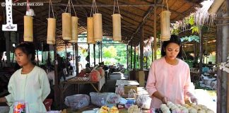 Bann Ton Tan Riverside market, Saraburi, Thailand