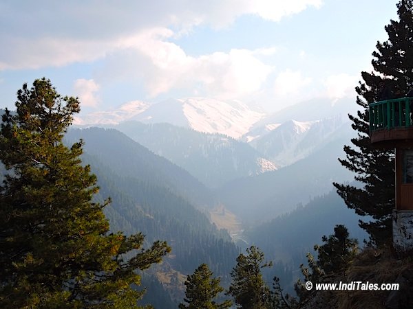 सूर्यकिरणों से खेलती हिमालय की चोटियाँ 