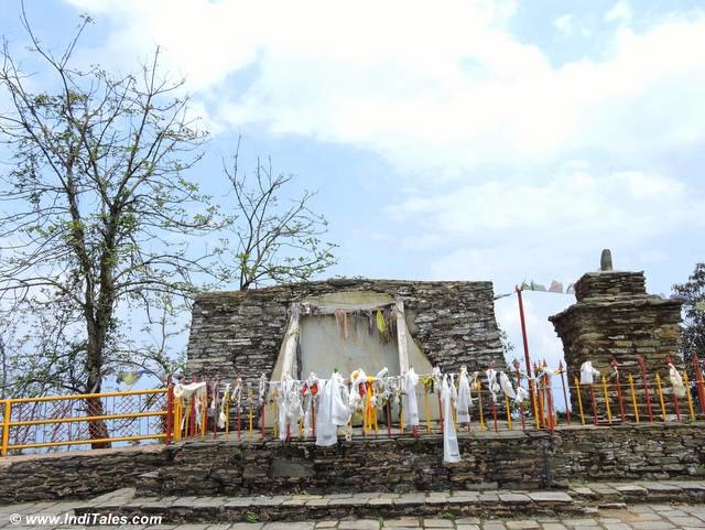 श्वेत प्रार्थना ध्वज चहुँ और 