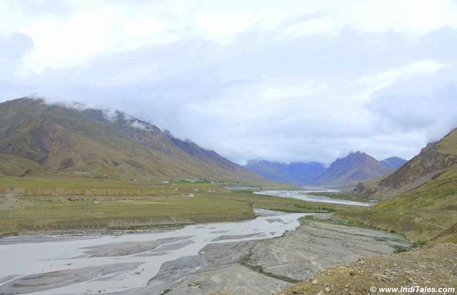 पर्वतों के बीच मंडराती स्पीति नदी 