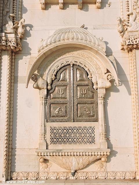 Jharokha on outer wall - Do not miss the rats carved