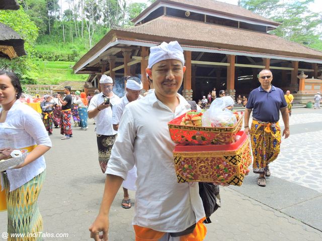 Devotees carrying offerings at Tirta Empul