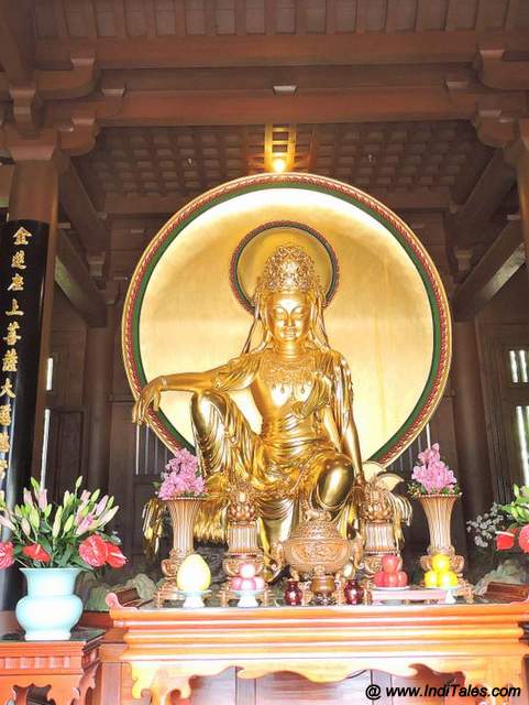 Golden statues at Chi Lin Nunnery