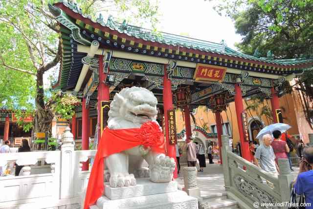 Wong Tai Sin Temple with its guardians