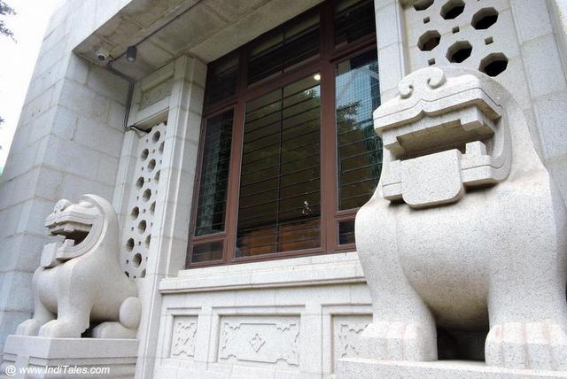 Original Lion sculptures of Bank of China