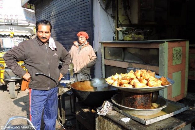 Fresh Pooris & Samosas at Pammi Poorian Wala