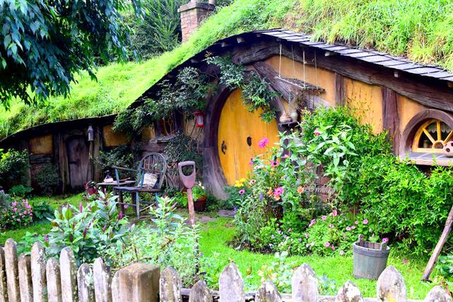 Hobbiton – The Shire homes