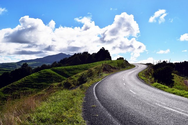 Winding roads of New Zealand North Island - A la Sound of Music