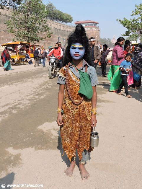 Street artist dressed-up as Lord Shiva