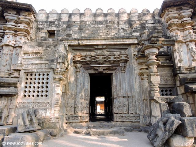 कोपेश्वर मंदिर के सभा मंडप का प्रवेश द्वार 