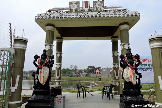 Entrance of Sankarshan Kund on Govardhan Parikrama Route