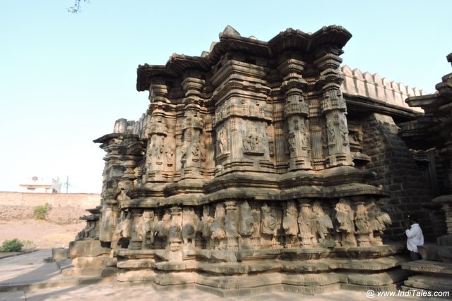 कोपेश्वर मंदिर की उत्कीर्णित भित्तियां 