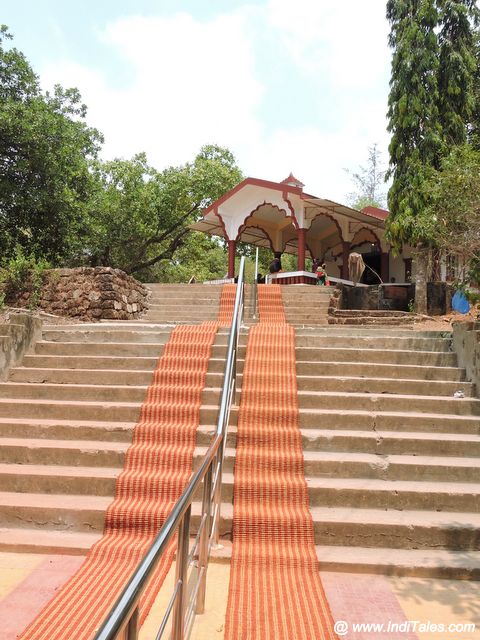 छोटी पहाड़ी पर स्थित देवी मंदिर 