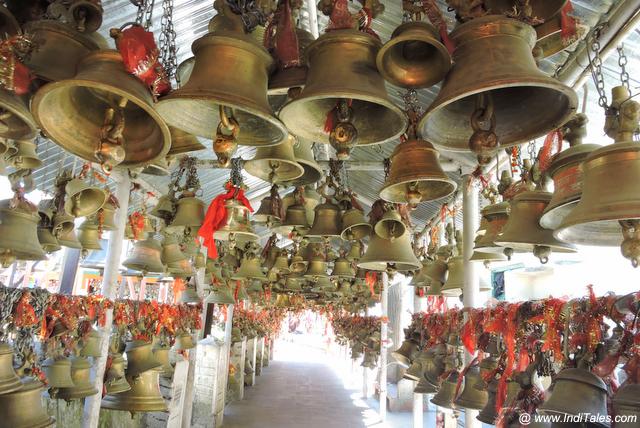 गोलू देवता के मंदिर में बंधी घंटियाँ 