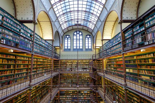 Rijksmuseum library Amsterdam: neo-gothic style, glass roof, arches and galleries of books. Places to visit in Amsterdam