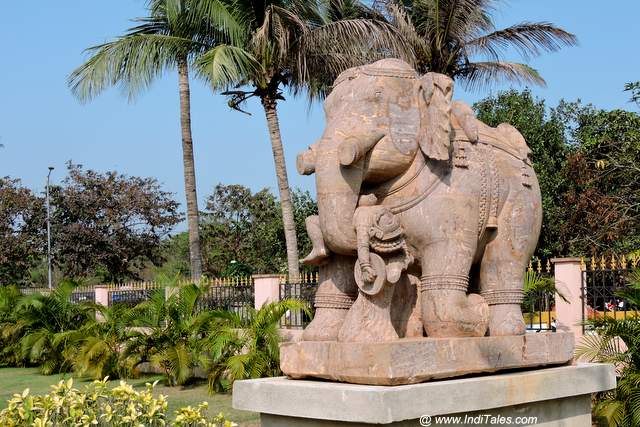 विशालकाय गज प्रतिमा