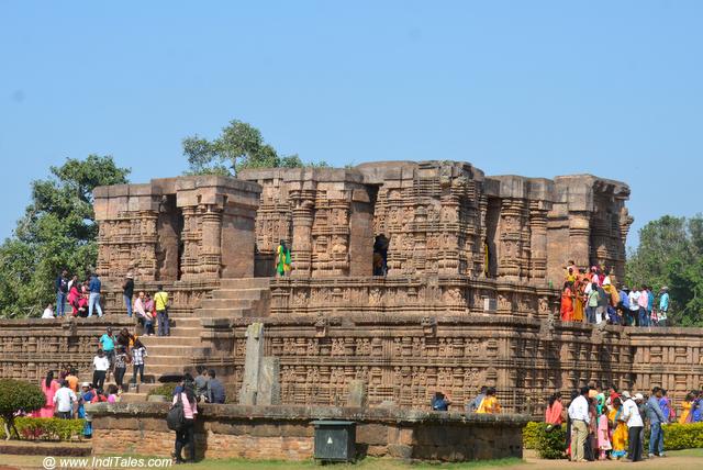 सूर्य मंदिर का नाट्य मंडप 