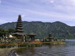 Ulun Danu Beratan Temple landscape view