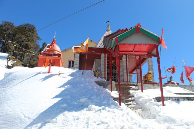 हिमाच्छादित जालोरी माता मंदिर 