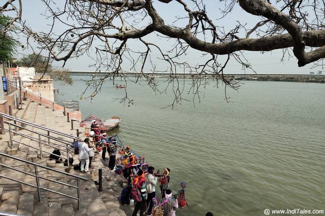 Kanwariyas filling water from Ganga