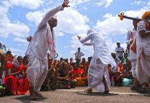 Varkaris soaked in Vithala Bhakti